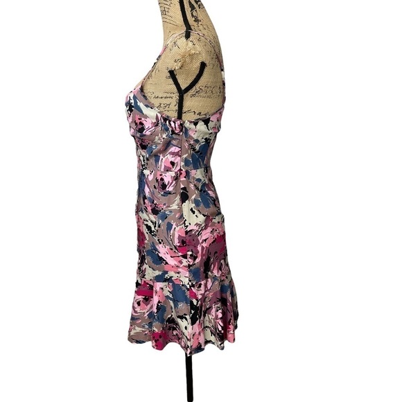 URBAN Outfitters Pink Retro Floral Print Fitted Dress with Ruffled Bottom - Picture 5 of 11